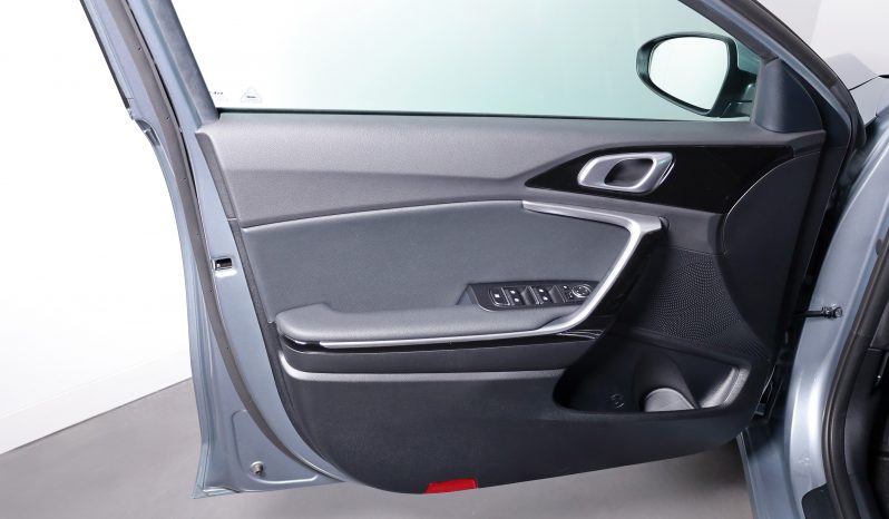 KIA Ceed 5DR 10T-GDI 6MT completo