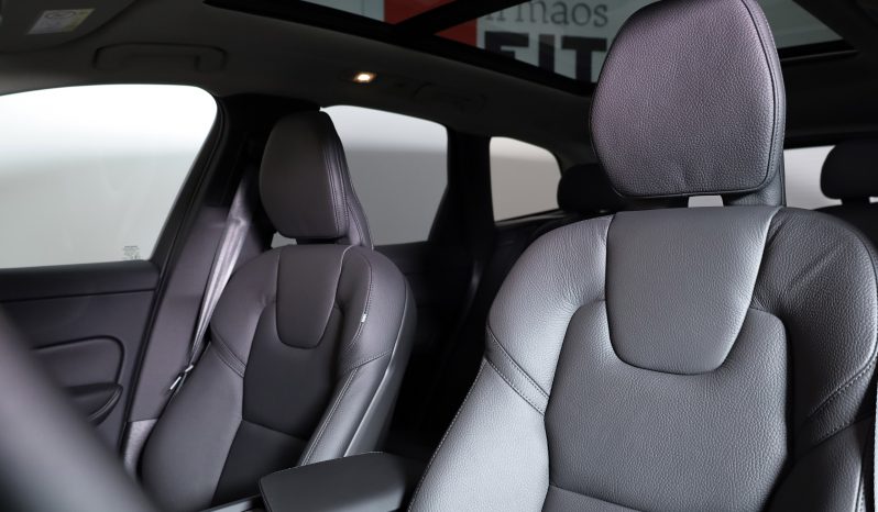 Volvo XC60 T6 AWD Híbrido Plug-in Plus Dark completo