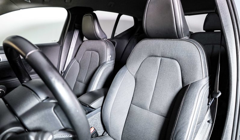 Volvo XC40 1.5 T3 156 Momentum Tech Edition completo