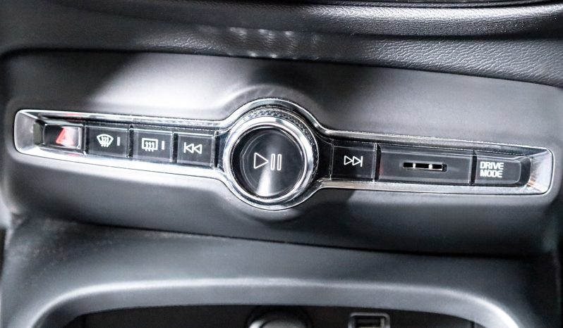 Volvo XC40 1.5 T3 156 Momentum Tech Edition completo