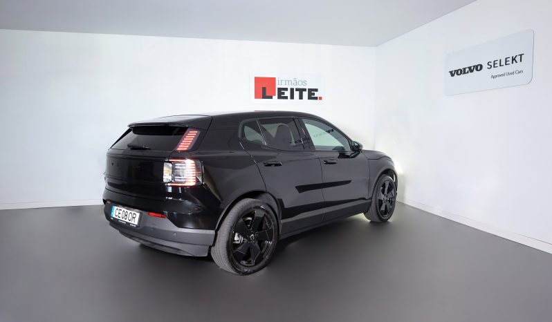 Volvo EX30 69 kWh Single Motor Extended Range 272cv Black Edition completo