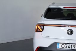 MG MG4 Urban 120kW 54kWh DELUXE 2WD completo