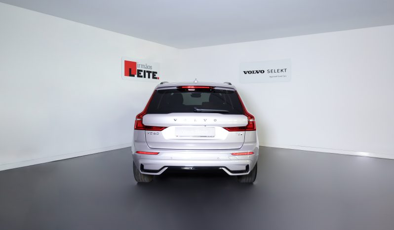 Volvo XC60 T6 AWD Híbrido Plug-in Plus Dark completo